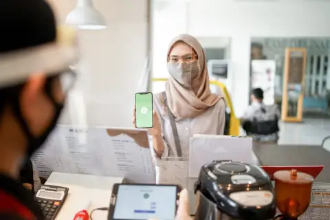 GoPay adalah dompet digital yang paling banyak dipakai di Indonesia sejak lebih dari 5 tahun terakhir.